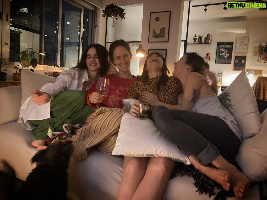 Maria Eduarda Machado Instagram - rindo com as mesmas amigas desde 1993 ❤️ Obrigada pelo encontro, sempre! São Paulo, Brazil