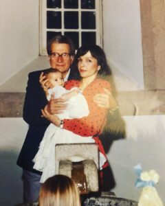Maria Eduarda Machado Instagram - Dia das mães - ela me ligou já chorosa de saudade - estamos longe, eu sei, mas a distância da memória fica tão pequena quando lembramos tudo de bom que já vivemos. O amor de mãe e filha é para mim, a maior cumplicidade na terra. Te amo Maria Clara ! Na primeira foto, uma tríade de respeito - eu, mãe e avô Hélio Pellegrino, que deveria estar vivo até hoje, tecendo outros sentidos de existência para mim ( e não só pra mim, para a sociedade, ouso dizer….)❤️#diadasmaes