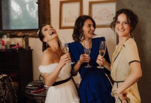 Maria Eduarda Machado Instagram - Essa foto eu nem sei como começar a descrever.  Eu poderia começar falando da circunstância especial, casamento , claro, lindo , mas poderia também começar pelos anos de amizade com as duas, o que seria um belo começo de 25 anos atrás.
Acho que agora só quero agradecer às duas por tudo o que nos conecta. 
E Hoje um beijo especial vai pra @anitabovino , que estava deslumbrante neste azul royal; falou coisas lindas e fez o maior sucesso. Feliz cumple boluda! Te amo e amo nossa amizade! 
(Sinta-se agora tocada por meu mindinho no seu).

 Foto: @nataliacastro_fotografa