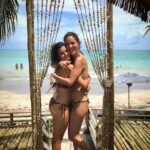Maria Eduarda Machado Instagram - Eu tenho um negócio que é o seguinte: não saio amando todo mundo não, mas tem pessoas que vem lá de longe, desde pequena, e vão preenchendo boa parte do seu 🫀… Feliz aniversário ana Bial , eu te amo muito! Que esse momento da foto se repita mais vezes … por toda vida! São Miguel dos Milagres