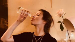 Maria Eduarda Machado Instagram - De como é importante ver o copo cheio. 

Vienna, 2022. 🌸