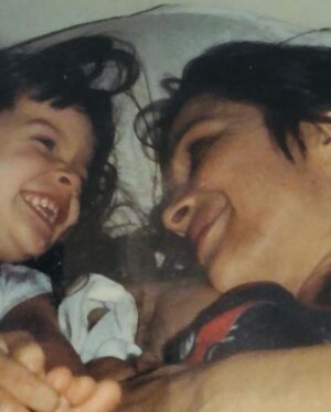 Maria Eduarda Machado Instagram - Dia das mães - ela me ligou já chorosa de saudade - estamos longe, eu sei, mas a distância da memória fica tão pequena quando lembramos tudo de bom que já vivemos. O amor de mãe e filha é para mim, a maior cumplicidade na terra. Te amo Maria Clara ! 
Na primeira foto, uma tríade de respeito - eu, mãe e avô Hélio Pellegrino, que deveria estar vivo até hoje, tecendo outros sentidos de existência para mim ( e não só pra mim, para a sociedade, ouso dizer….)❤️#diadasmaes