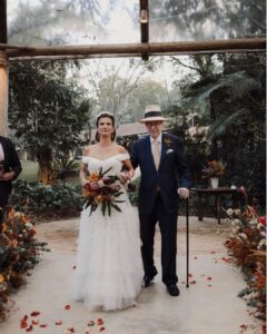 Maria Eduarda Machado Instagram - Hoje não tem como escolher outras fotos…pai, obrigada pelo caminhar! Esses três momentos registram muito do que esta celebração foi-rodeada de alegria e amor! Te amo, filha 🤍 📸 @nataliacastro_fotografa