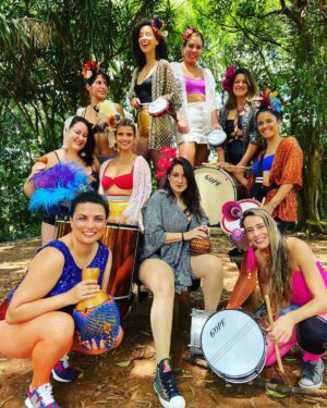 Maria Eduarda Machado Instagram - Somos as @mara.brilhosas, um bando de mina legal e que adora fazer som… impressionante como uma batucada mexe com cada estrutura do nosso corpo, arrepia, emociona, dá força e desejo de amar os outros. Obrigada meninas pelo privilégio que é carnavalizar com vocês! 
🧡🥁
Sigam a gente, chamem a gente pro seu evento que a gente é pura alegria ! ☀️🎊