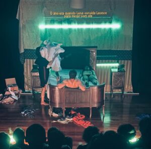 Maria Eduarda Machado Instagram - ÚLTIMAS SEMANAS da nossa temporada de @aindasobreacama no @tusp.teatrodausp . Quem ainda não veio, vem ver que está acabando. Mais duas semanas! Vem! ⚡️

Temporada de 16/11 a 17/12. 
⏰ Quinta a sábado 20h. Domingos 18h. 
📍 TUSP - Teatro da USP
Rua Maria Antônia, 374, São Paulo. 
Recomendação: 18 anos 
🔴 Ingressos no sympla link na bio de @aindasobreacama.