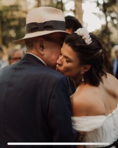 Maria Eduarda Machado Instagram - Hoje não tem como escolher outras fotos…pai, obrigada pelo caminhar! Esses três momentos registram muito do que esta celebração foi-rodeada de alegria e amor! Te amo, filha 🤍 📸 @nataliacastro_fotografa
