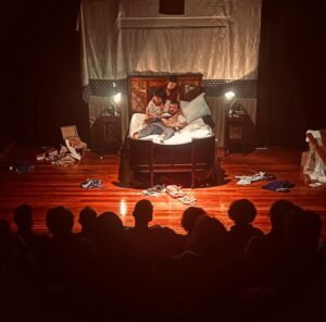 Maria Eduarda Machado Instagram - ÚLTIMAS SEMANAS da nossa temporada de @aindasobreacama no @tusp.teatrodausp . Quem ainda não veio, vem ver que está acabando. Mais duas semanas! Vem! ⚡️

Temporada de 16/11 a 17/12. 
⏰ Quinta a sábado 20h. Domingos 18h. 
📍 TUSP - Teatro da USP
Rua Maria Antônia, 374, São Paulo. 
Recomendação: 18 anos 
🔴 Ingressos no sympla link na bio de @aindasobreacama.
