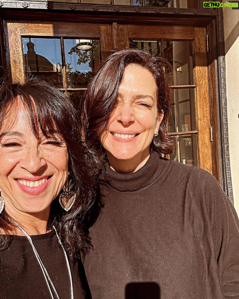 Maria Hinojosa Instagram - Cheeky picture with a lot of cheeks. The wonderful @andreafelliott came to @barnardcollege to visit my class. Always fun to have a fellow Pulitzer winner come visit.