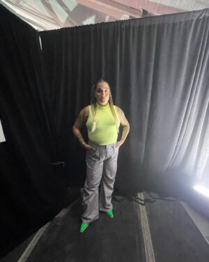 Mariana Mazza Instagram - Les looks de rêve qu’on a construit pour chaque chanson. Merci à @etiberger pour les cheveux et le maquillage. Désolé pour les pets. @vangiroux tu es derrière chacuns des kits. Tu es une magicienne. Accepter mes courbes, mes goûts et les mettre de l’avant, fait de toi une putain de reine.