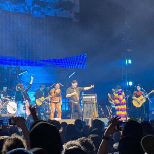 Mariana Mazza Instagram - En bobettes devant 19 000 personnes en chantant avec les @lescowboysfringants . MA VIE EST INCROYABLE.  Merci @pin2000  pour la photo ❤️