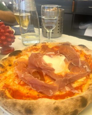 Mariana Mazza Instagram - Ne jamais me remettre de la chance que j’ai. ❤️ 🌶️🍕🍷🇮🇹@pocaandrew @soniamerhe