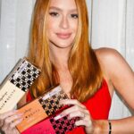 Marina Ruy Barbosa Instagram - Qual sua sobremesa favorita? Eu não vivo sem Nha Benta @kopenhagen_! E como embaixadora de Kop, fiquei na responsabilidade de provar e divulgar os três novos sabores de Nha Benta: Frutas Vermelhas, Capuccino e Banoffe (spoiler: é uma melhor que a outra). Lembrando que é uma edição limitada, então corre comprar suas caixinhas e posta me contando o que achou :) #TemporadaNháBenta #QuandoTemMarca