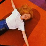Marina Ruy Barbosa Instagram - Há exatos 3 anos, em 2020, em meio a pandemia comecei a trilhar um dos sonhos mais desafiadores da minha vida: nasceu a @shopginger. Empreender é um desafio. Foi necessário aprender tanta coisa e principalmente me redescobrir para assumir esse que seria um dos papeis mais extraordinários e surpreendentes da minha vida. Hoje, a @shopginger é o sonho meu, mas também de tantas outras pessoas. 🧡 Eu sou grata por todas as pessoas que passaram e passam pela Ginger todos os dias, sejam elas colaboradoras, clientes, admiradoras e me enche o peito ter uma equipe majoritariamente feminina que faz tudo acontecer com tanta excelência. Sou fundadora, dona e única investidora da @shopginger. E acredite, já fui questionada inúmeras vezes. E não, não é fácil, é um grande desafio, mas me emociona o reconhecimento de mercado, ocupar tantos espaços importantes, estar atuando em 3 estados e tantas outras conquistas pelo meu trabalho na GINGER. Isso basta. Eu sou feliz e tenho orgulho de ser narradora dessa história tão bonita e que hoje, faz parte da vida de tanta gente. Obrigada obrigada obrigada! NÓS podemos fazer a diferença. Juntas. Shop now: shopginger.com.br | Shopping Leblon & Shopping Cidade Jardim & Shopping Pátio Batel