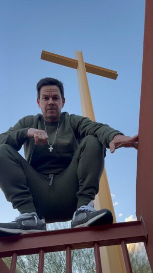 Mark Wahlberg Instagram - HAPPY SUNDAY🙏 STAY PRAYED UP🙏 @hallowapp 🙏❤️🙏 #HallowPartner
