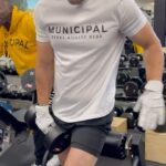 Mark Wahlberg Instagram - Drop set finisher😂 four sets of eight with an eight second hold🔥 @municipal @performinspired 🔥📈💯🥶 #MunicipalPartner #PIPartner
