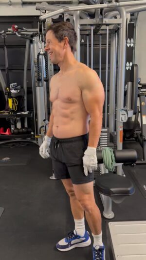 Mark Wahlberg Instagram - 3am 😎🥳 time to work!! Old man shit 😂 @municipal @performinspired #MunicipalPartner #PIPartner