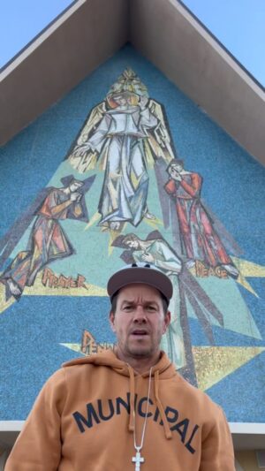 Mark Wahlberg Instagram - HAPPY SUNDAY🙏 STAY PRAYED UP🙏 @hallowapp 🙏❤️🙏 #HallowPartner