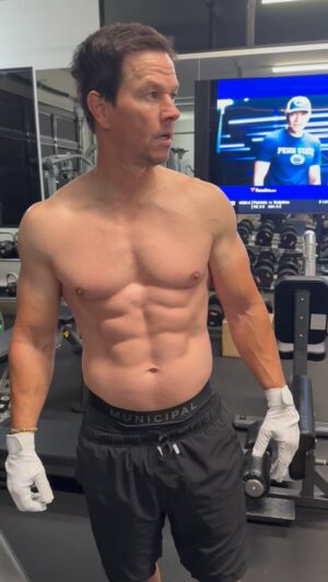 Mark Wahlberg Instagram - So excited that the shoes are dropping today I got up extra early 3:30AM start in the gym @municipal @performinspired 🔥🔥📈👟❤️🙏 #MunicipalPartner #PIPartner