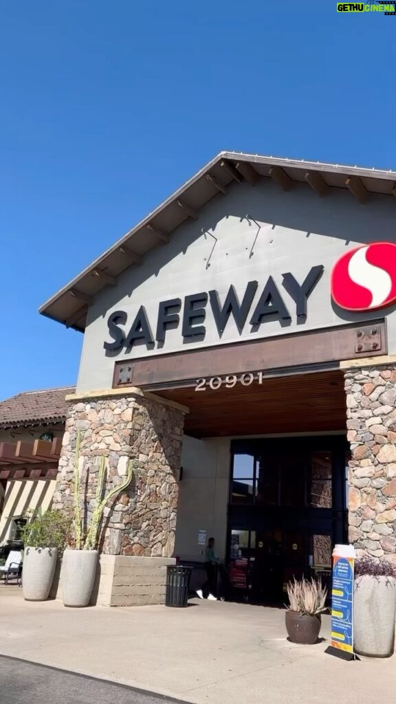 Mark Wahlberg Instagram - What a turn out @safeway for @flechaazultequila 🥳🔥🥰😎🥃🥃🥃