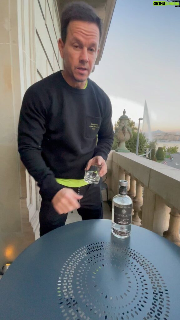 Mark Wahlberg Instagram - Drip check @municipal 🔥📈 @flechaazultequila 🥳 Cristalino😎 #MunicipalPartner #FlechaAzulPartner