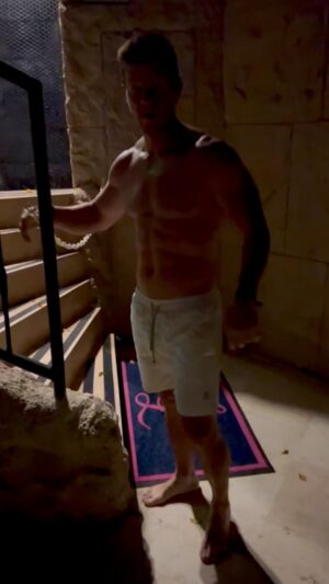 Mark Wahlberg Instagram - Happy new year. Happy Monday. Motivation. @municipal @hallowapp 🙏❤️🙏 #MunicipalPartner #HallowPartner