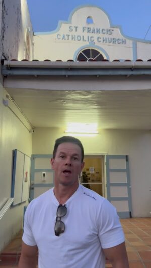 Mark Wahlberg Instagram - HAPPY SUNDAY🙏STAY PRAYED UP🙏 @hallowapp 🙏❤️🙏 #HallowPartner