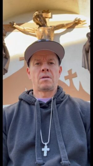 Mark Wahlberg Instagram - HAPPY SUNDAY🙏STAY PRAYED UP🙏 @hallowapp 🙏❤️❤️🙏 #HallowPartner
