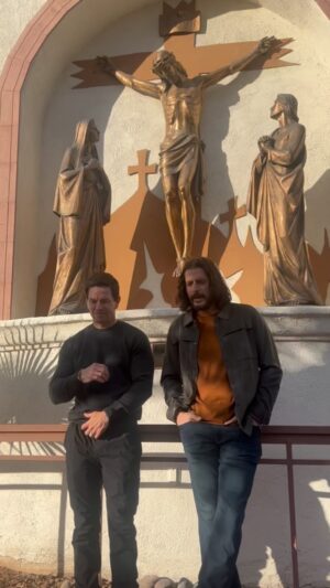 Mark Wahlberg Instagram - HAPPY SUNDAY🙏STAY PRAYED UP🙏 @hallowapp @jonathanroumieofficial 🙏❤️🙏