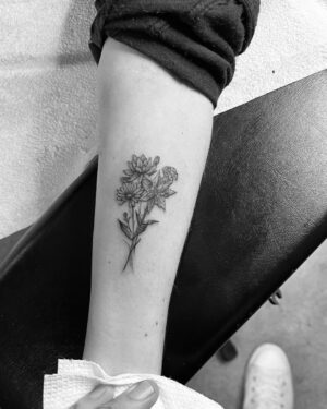 Marlee Matlin Instagram - At it again with my brilliant and dear friend @lukewessman…perseverance..four of my kids birth flower in a bunch…and Angel wings in memory of my mother and father. #libby #donald @bikeshedmotoco 🤟🏼 #notstoppinghere #14 #yesithurtalot #worthit