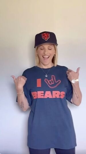 Marlee Matlin Instagram - GO BEARS!!!!! #chicagogirl @lovesign.asl @chicagobears @nfl DA BEARS 🧡💙🤍🧡💙🤍