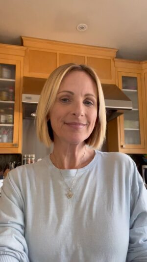 Marlee Matlin Instagram - Happy National I Love You Day! #feelingthelove @rosebyander 🤟🏼🤟🏼 @alexis.kashar
