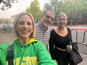 Marlee Matlin Instagram - Yep! We dropped off our baby girl to college! We are SO excited for Isabelle as she starts her college journey! Go DUCKS! #universityoforegon #ducks #natalieandabbie #fourthchild #kevin @isabelle.grandalski 💚💛💚💛