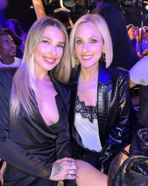 Marlee Matlin Instagram - Does it look like I had a great time last night at Dancing With The Stars? It was SO great cheering on for @danielndurant with my onscreen husband @troykotsur! We cheered on for everyone who danced as well! Loved seeing old friends like @cherylburke @valentin @louisvanamstel and meeting the very lovely @angelcherylladd AND the beautiful @gabby.windey!!! Loved seeing all the judges too! And crew as well! It was a treat having interpreters there as well as lots of Deaf audience cheering Daniel on! A HUGE thank you to @brettglam for beautifying me! 💜🤟🏼💜🤟🏼💜🤟🏼🌟🌟🌟. I had the MOST BEAUTIFUL date…. my daughter @sarahgrandalski !!!! 🤟🏼🤟🏼🤟🏼 #dwts
