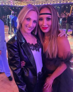 Marlee Matlin Instagram - Does it look like I had a great time last night at Dancing With The Stars? It was SO great cheering on for @danielndurant with my onscreen husband @troykotsur! We cheered on for everyone who danced as well! Loved seeing old friends like @cherylburke @valentin @louisvanamstel and meeting the very lovely @angelcherylladd AND the beautiful @gabby.windey!!! Loved seeing all the judges too! And crew as well! It was a treat having interpreters there as well as lots of Deaf audience cheering Daniel on! A HUGE thank you to @brettglam for beautifying me! 💜🤟🏼💜🤟🏼💜🤟🏼🌟🌟🌟. I had the MOST BEAUTIFUL date…. my daughter @sarahgrandalski !!!! 🤟🏼🤟🏼🤟🏼 #dwts
