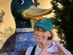Marlee Matlin Instagram - Yep! We dropped off our baby girl to college! We are SO excited for Isabelle as she starts her college journey! Go DUCKS! #universityoforegon #ducks #natalieandabbie #fourthchild #kevin @isabelle.grandalski 💚💛💚💛