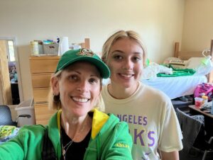 Marlee Matlin Instagram - Yep! We dropped off our baby girl to college! We are SO excited for Isabelle as she starts her college journey! Go DUCKS! #universityoforegon #ducks #natalieandabbie #fourthchild #kevin @isabelle.grandalski 💚💛💚💛