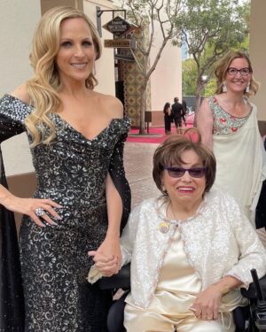 Marlee Matlin Instagram - Judith Heumann was a fearless champion for the rights of people with disabilities and millions of people who have faced barriers owe her a debt of gratitude. (You can see her journey in the @theacademy award nominated documentary, Crip Camp).
🤟🏻 Judy. I will always remember you as my hero and my friend.
RIP Judy Heumann 🤟🏻 #beingheumann #beingheumannmemoir  #cripcamp #heumannperspective