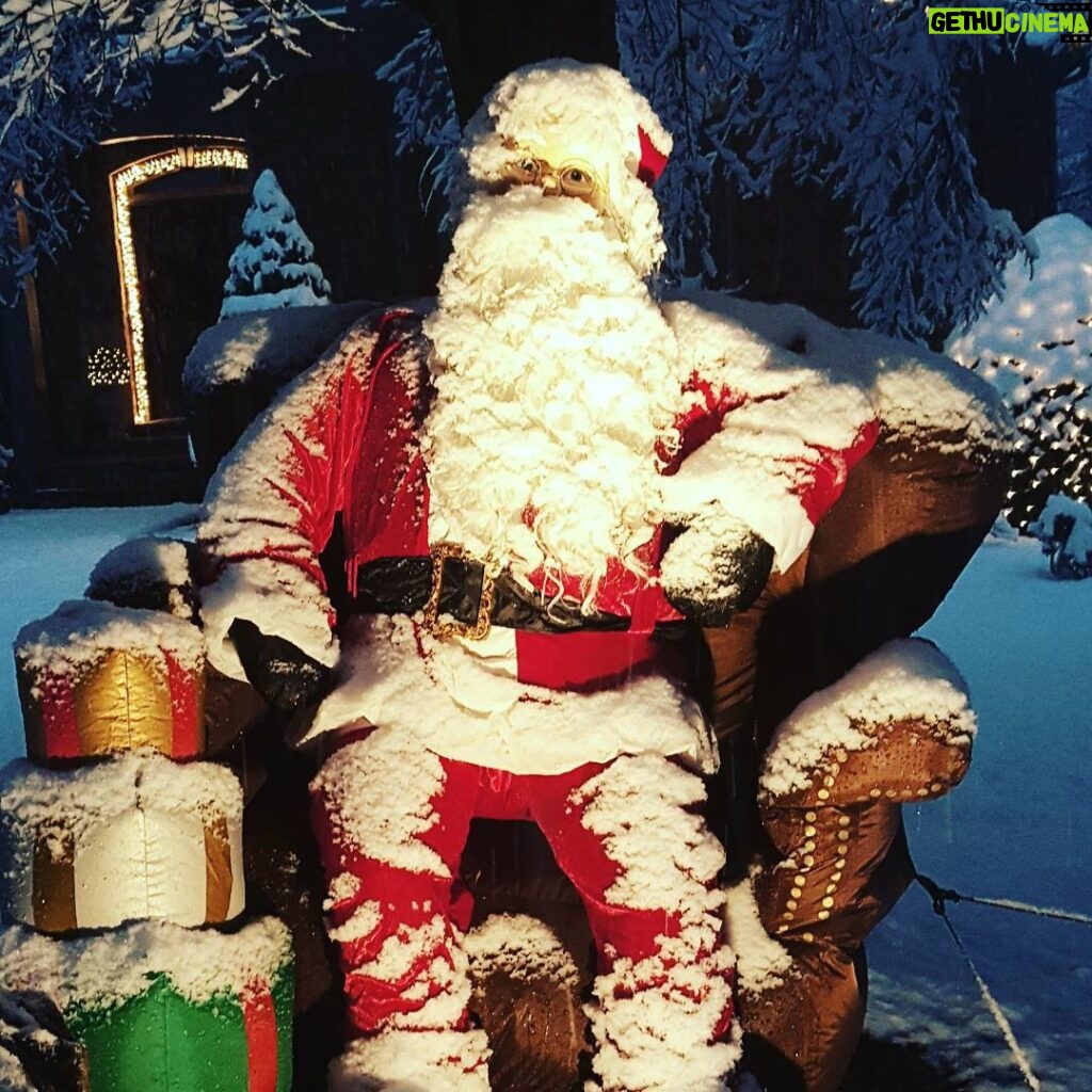 Marlon Jackson Instagram - #Santa out front enjoying the snow #Happy Holidays #bekind carol jackson marlon jackson