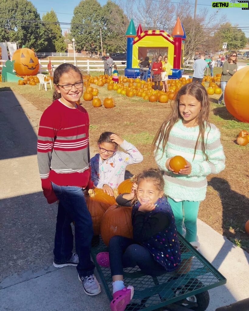 Marlon Jackson Instagram - Carol and I took the kids, Noah, Savanna, Summer and Sophia to the pumpkin patch. #studypeace marlon jackson #bekind carol jackson