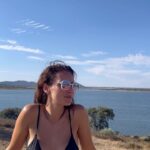 Marta Andrino Instagram - Daydream 🙌🏼 quando encontras aqueles lugares no Alentejo que nos fazem ter um dia de sonho, com os gafanhotos a saltar, as cegonhas a voar, o vento a assobiar nas árvores, castelos à vista e o Alqueva a brilhar com o sol. Que belo encontro @herdadedosdelgados ♥️ Herdade dos Delgados