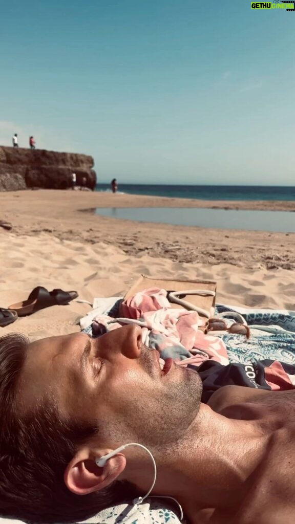 Marta Andrino Instagram - ALERTA ‼️ namorado em estado de pânico depois de namorada irresistível acordá-lo na praia. (O pânico era achar que eu tinha filmado, e tinha. Não ficamos por aqui @frederico_amaral_ 😡)