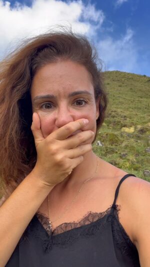 Marta Andrino Instagram - Um dos sítios mais bonito onde estive na vida: CORVO
A viagem de barco para das Flores é mágica, depois a vila um verdadeiro mimo e o caldeirão é inexplicavelmente belo. Uma caminhada até ao seu interior tornou aquele dia inesquecível para os 4.
