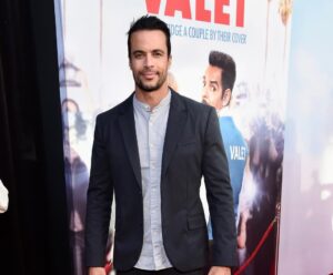 Matt Cedeño Instagram - Glad I dragged myself out to the @hulu premiere of #thevalet cause it was so good! Lotta genuine laugh out loud moments and very heartwarming. Congrats @ederbez and cast 👏🏽👏🏽 got to hang with some old homies too ✊🏽 
Check it out May 20th!