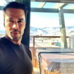 Matt Cedeño Instagram - Me encuentro rodeado de hermosas montañas nevadas exigiendo que las esquíe….o eso me metiera en problemas?😂 To ski or not to ski 🤔