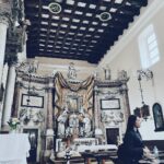 Mau Hou Cheong Instagram - 較早前錄影暨長文慎入 一直在想何日才能親眼看見峽灣，原來走著走著，在四月竟然來到歐洲最南的一個，叫作科托灣。 踏進黑山國境，旅程開始倒數，滲出不捨；聽著旅舍那打工換宿的紐西蘭女孩說，這裡藏著一種獨有魅力，力勸我們明天一定要登上老城牆，然後由高處俯瞰科托，必會有一番感受。 翌日一行人都在趕場，先到了峽灣內另一個小城鎮Perast走了一圈，再回Kotor參加舊城區導賞團，導賞員是一個敬業的黑山姑娘，兩個多小時都在說這裡的歷史宗教民生故事，一行人中有巴西和菲律賓的獨遊女郎，有塞爾維亞的一家人，沿路遇上的貓一次又一次吸引眼球，這裡甚至有關於貓的博物館，當地人放養貓兒的糧水盆隨處可見，相信習俗源於威尼斯共和國把這裡開拓成商業重鎮那時或者再早，想出以貓制鼠，防範貨物被老鼠吃光，真的一絕！ 導賞團過後，找家食店，既為歇腳也為調整心情預備登高，實情有點娿哿！哈哈，最後大家趁著日落，踩著古人鋪砌的鵝卵石，慢慢越走越高，縱有點疲累，但是越走上去，越能一窺科托灣的壯麗，那艘停泊的大郵輪不斷縮少，海灣的每道蜿蜒都收在眼底，斜陽光線把眼前照得一片橘紅，登到最高是一個已經荒廢的防禦工事，有人把一面黑山國旗插於高處，被山風吹揚，叫人看得愜意，大概因為付出汗水，沿路拾級而上，換來的風光明媚都是值得的，這是一種旅行的意義，也延續自己幾乎每到一個新城鎮都愛攀最高點俯瞰的習慣，巴爾干半島的一個多星期，當天可謂十分充實。 #viajero #montenegro #kotor #perast #波黑克黑行 #lategram Kotor, Montenegro