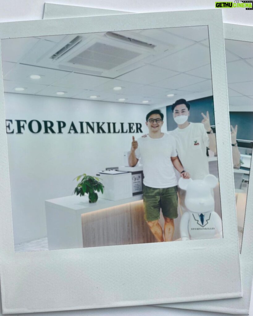 Mau Hou Cheong Instagram - 真的在慢慢好起來 感謝 @eforpainkiller Edwin! 在去年開始頸痛和背痛開始煩惱著我，明明已遠離了一年，但也不知是否轉天氣還是已到了一定年紀，五月份又再於身體出現； 感恩整骨師的手法把那些筋膜沾黏和錯位的骨骼都恢復了，還要趕及在飛往巴塞隆拿的長途機前修復，那數轉機程都沒有慘况，得到治療後，當然自己得繼續注意姿勢和強化肌肉，路漫長啊！但遇上樂於講解痛症問題來源的Edwin，是安心的。 #rehab #fixyou #肩胛骨 #筋膜沾黏 #整骨 Hong Kong