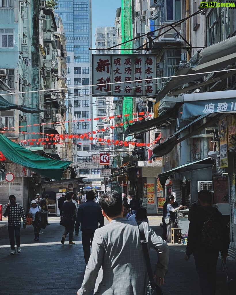 Mau Hou Cheong Instagram - 他行路帶風，躊躇滿志，走過當年疑似是食神和火雞姐發現溝埋來做瀨尿牛丸的一段街道。 #yaumatei #kowloon #streetphotography #honkong Temple Street, Jordan