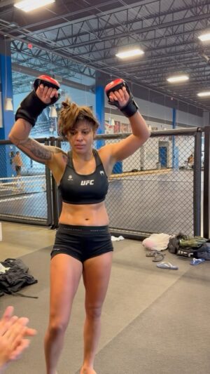 Mayra Bueno Silva Instagram - Assim terminamos mais 7 rounds e mais uma semana de treino duro.
A Glória de Deus é tudo na minha vida 🦾