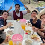 Mayra Hermosillo Instagram - El NORTE SOBRE EL VACÍO #bts Aquí conocí a mi naranja entera y a mi mejor amiga la Paloma Petra, mi Rosa la más hermosa chingaos. Alejandra ! Siempre estaré agradecida por juntarnos con la intuición de tu corazón, la suerte de las coincidencias y las ganas de hacer familia en esta industria que, a veces, es muy ruda. Gracias Gabriel por aceptar la propuesta de la nueva Lily y por escribir esta historia que ha sido un parteaguas para muchos de nosotros. Los personajes y las historias nos buscan, confiemos en ellas y en ellos. Que disfruten este peliculón por @amazonprime