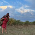 Mayra Hermosillo Instagram - El NORTE SOBRE EL VACÍO #bts Aquí conocí a mi naranja entera y a mi mejor amiga la Paloma Petra, mi Rosa la más hermosa chingaos. Alejandra ! Siempre estaré agradecida por juntarnos con la intuición de tu corazón, la suerte de las coincidencias y las ganas de hacer familia en esta industria que, a veces, es muy ruda. Gracias Gabriel por aceptar la propuesta de la nueva Lily y por escribir esta historia que ha sido un parteaguas para muchos de nosotros. Los personajes y las historias nos buscan, confiemos en ellas y en ellos. Que disfruten este peliculón por @amazonprime